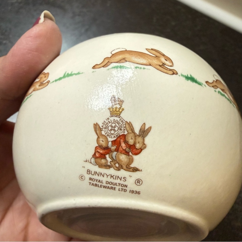 Vintage Bunnykins Royal Doulton Coin Money Bank Hat Shop Scene 3.5", 1936 - Picture 3 of 11